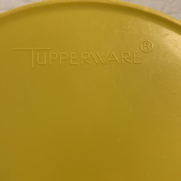 Tupperware Vintage yellow/Gold round Storage Container W/Lid light Coffee stain - Picture 6 of 8